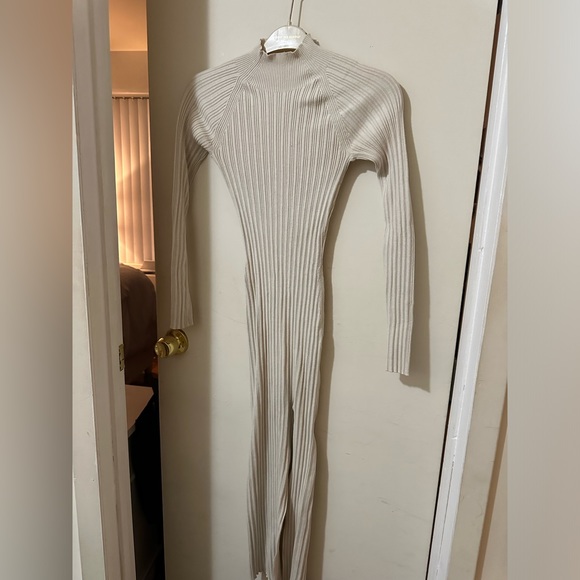 Aritzia white long sleeve dress - size small - Picture 5 of 5